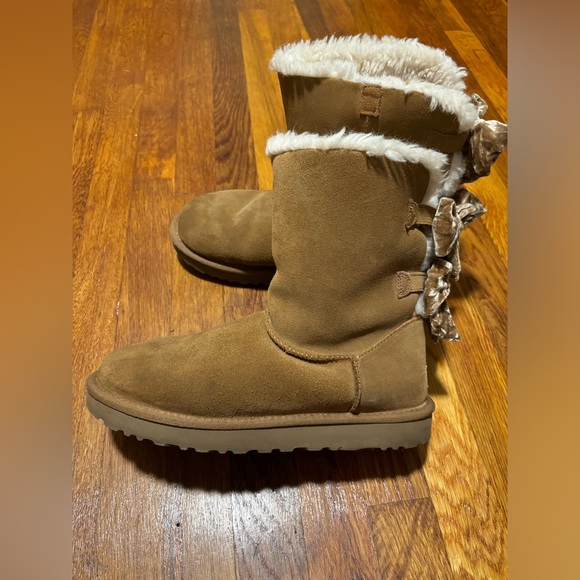 Like New! Woman’s Ugg Boots with Velvet Bows - Picture 5 of 7